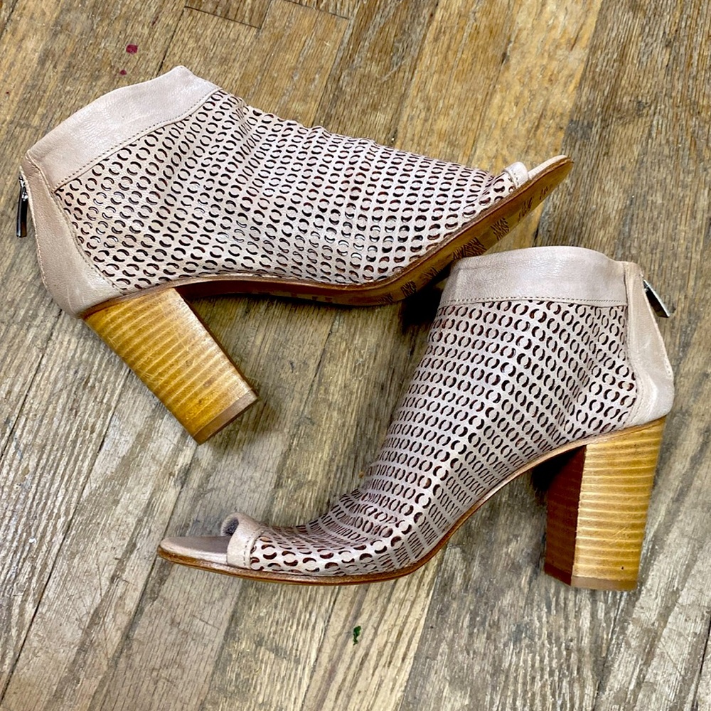 Rob White cream mules leather prestine condition